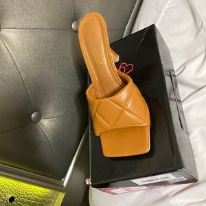 CUTE TAN BUSINESS HEEL WORN ONCE